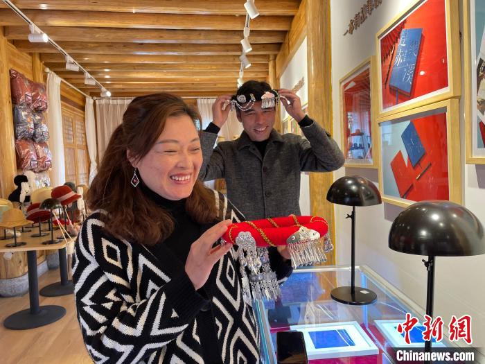 資料圖：鐘麗眉展示文創(chuàng)產(chǎn)品。　林春茵 攝